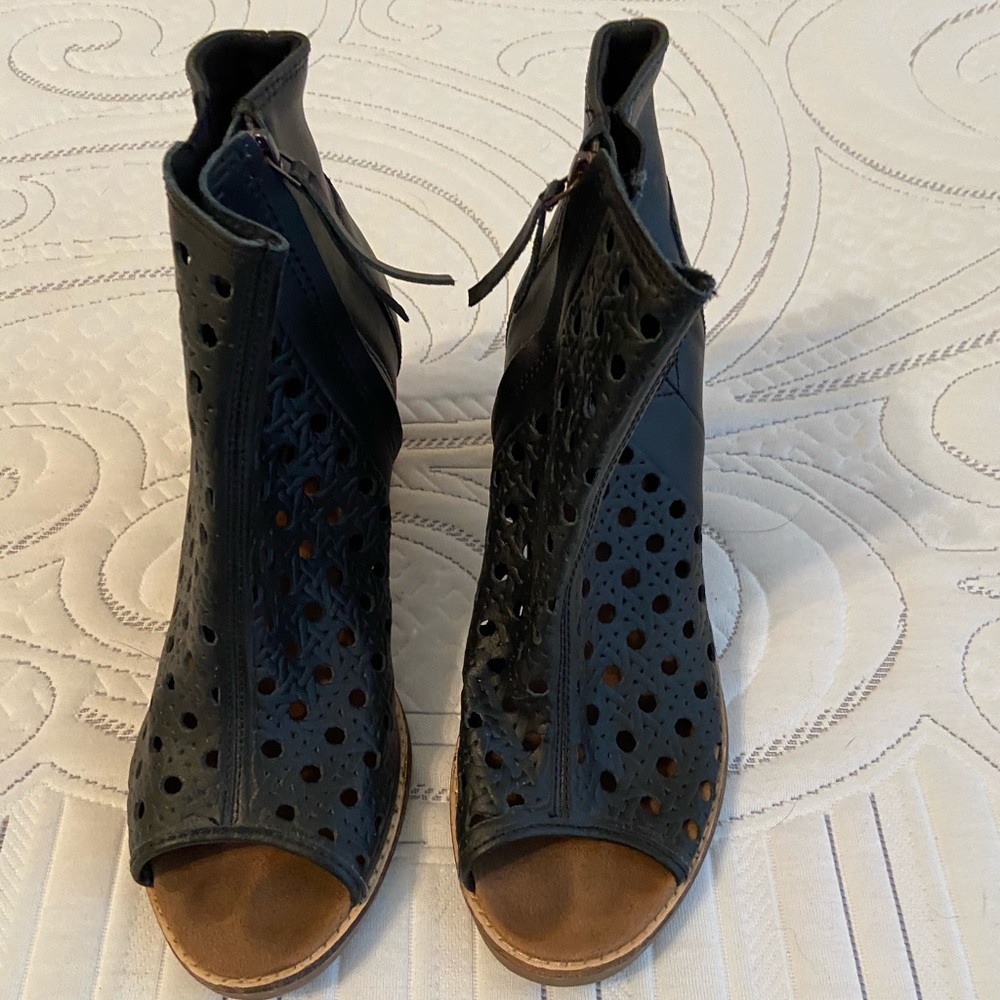 Toms